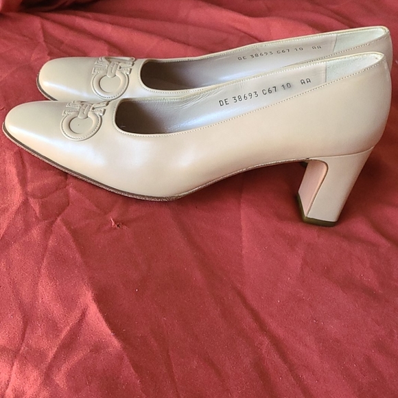 Authentic salvatore ferragamo tan heels - Picture 4 of 5